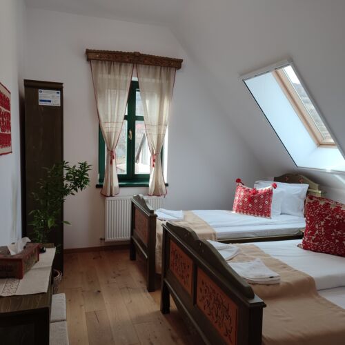 Dreibettzimmer Obergeschoss mit Aussicht auf den Wald