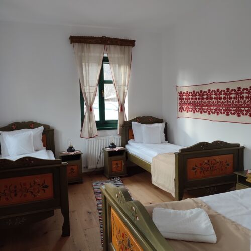 Erdgeschosses Dreibettzimmer mit Aussicht auf den Wald