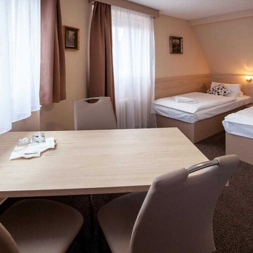 Standard Dreibettzimmer mit Dusche