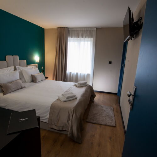 Camera dubla la etaj cu vedere spre curte