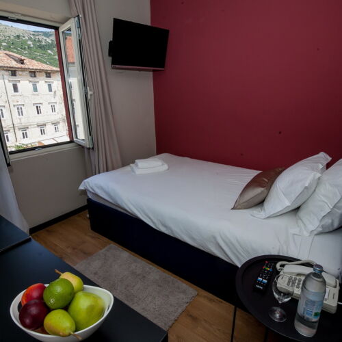 Camera single la etaj cu vedere spre oras