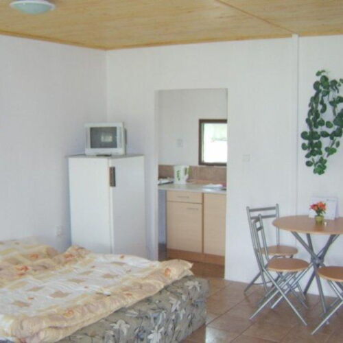 Chata cu duș cu chicinetă proprie pentru 4 pers. (se inchirieaza doar integral)