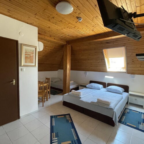 Camera tripla la etaj cu aer condiționat