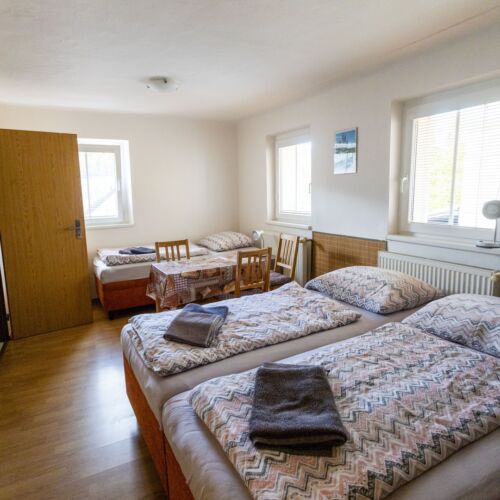 Pokoj se sprchou se společnou kuchyňkou pro 3 os.