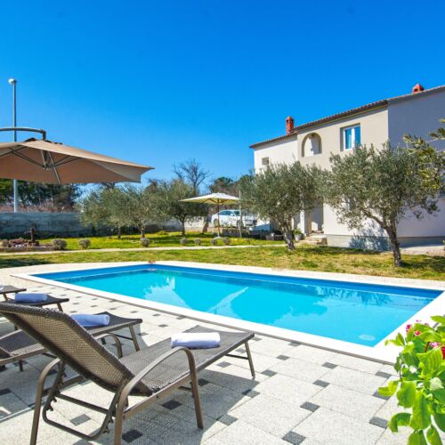 Apartament cu aer condiționat cu terasă cu 5 camere pentru 14 pers. K-19431