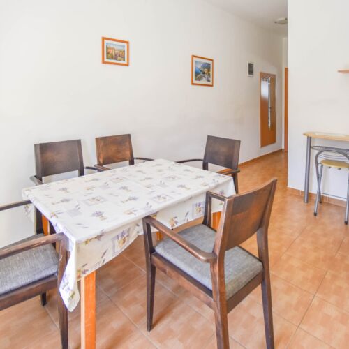 Apartman s klimatizací pro 5 os. se 2 ložnicemi na přízemí
