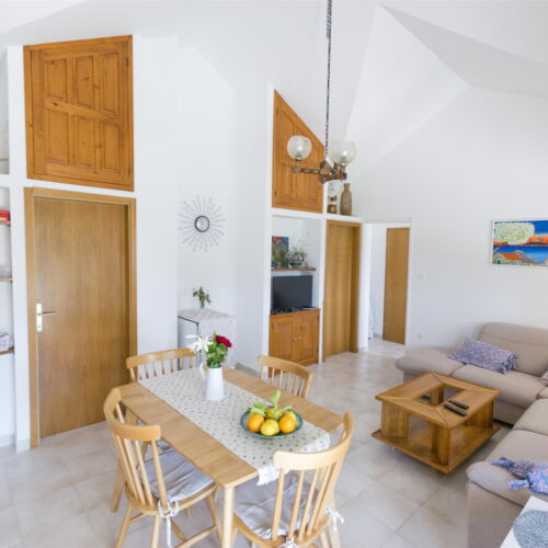 Apartament cu aer condiționat cu vedere spre mare cu 3 camere pentru 5 pers.