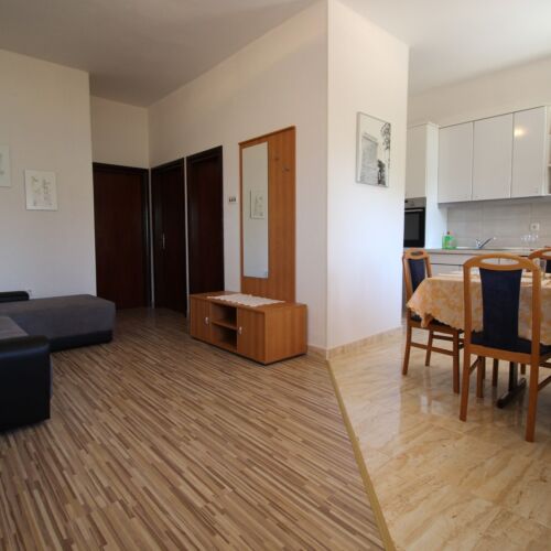 Apartament la parter cu aer condiționat cu 3 camere pentru 6 pers.