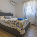 Zweibettzimmer mit Klimaanlage und Terasse