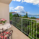 Apartman pro 4 os. se 2 ložnicemi s výhledem na moře na poschodí