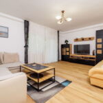 Apartman pro 5 os. se 2 ložnicemi s výhledem do zahrady na přízemí (s možností přistýlky)