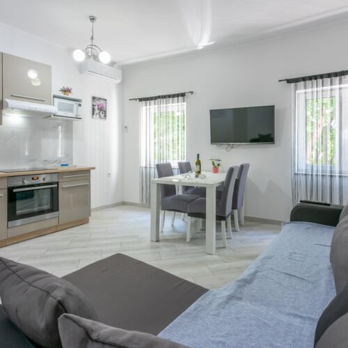 Apartament la parter cu aer condiționat cu 3 camere pentru 5 pers.