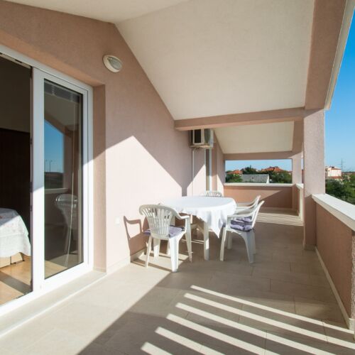 Apartament 4-osobowy z klimatyzacją na piętrze z 2 pomieszczeniami sypialnianymi