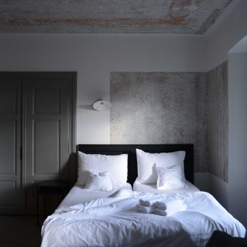 Pokój 6-osobowy z prysznicem ze wspólnym aneksem kuchennym (możliwa dostawka)