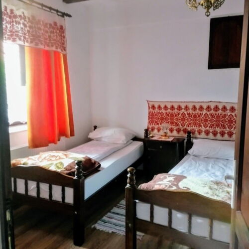 Camera tripla family la parter