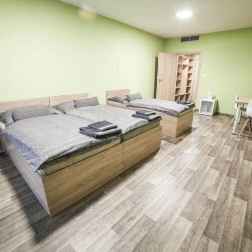 Pokoj s klimatizací se sprchou pro 3 os. (s možností přistýlky)