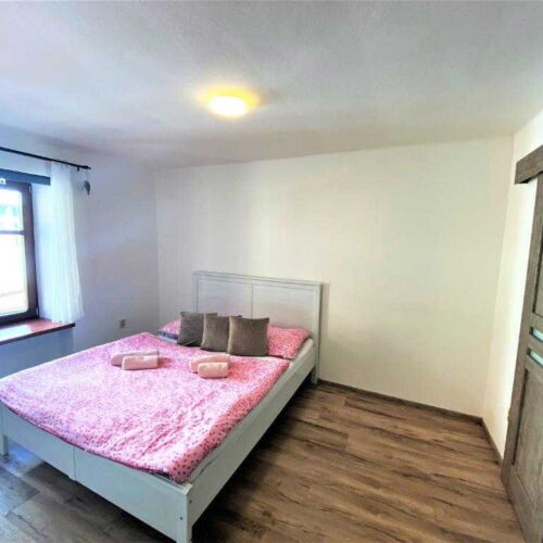 Apartman se sprchou s privátní koupelnou mimo apartmán pro 2 os. (s možností přistýlky)