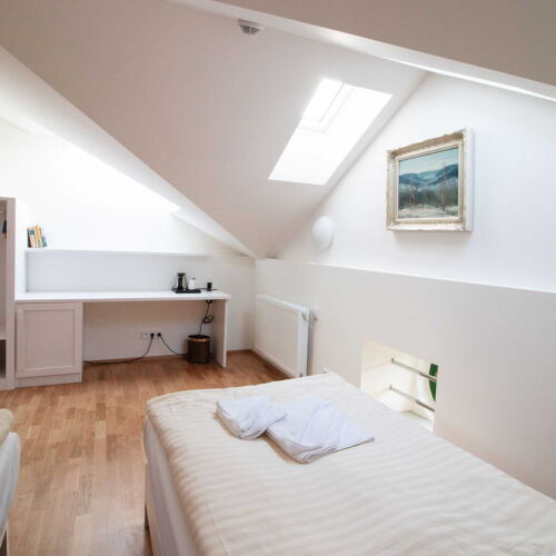 Standard Pokoj s privátní koupelnou mimo pokoj pro 2 os.