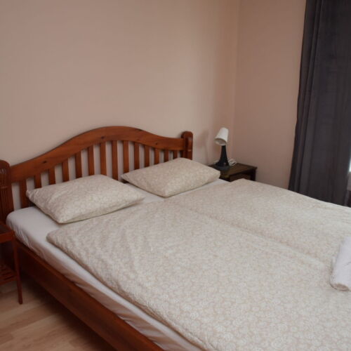 Apartament la etaj cu balcon pentru 5 pers. (se inchirieaza doar integral)