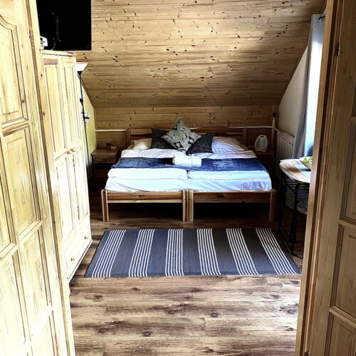 Camera cvadrupla la etaj cu vedere spre munte