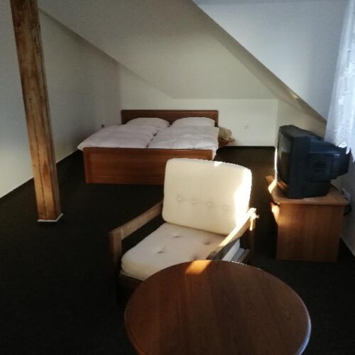 Zuhanyzós négyágyas szoba