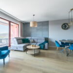 Apartament 4-osobowy z balkonem z widokiem na rzekę