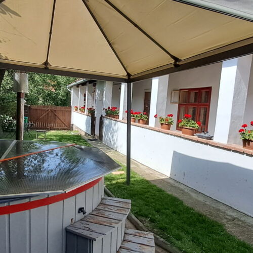 Casa rustică romantică cu grădină pentru 9 pers. (se inchirieaza doar integral)