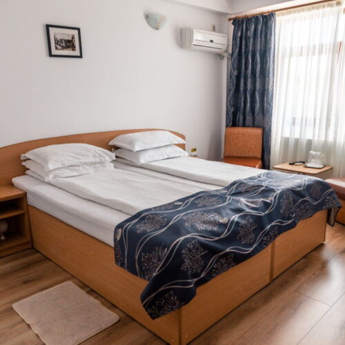 Camera twin la etaj cu balcon