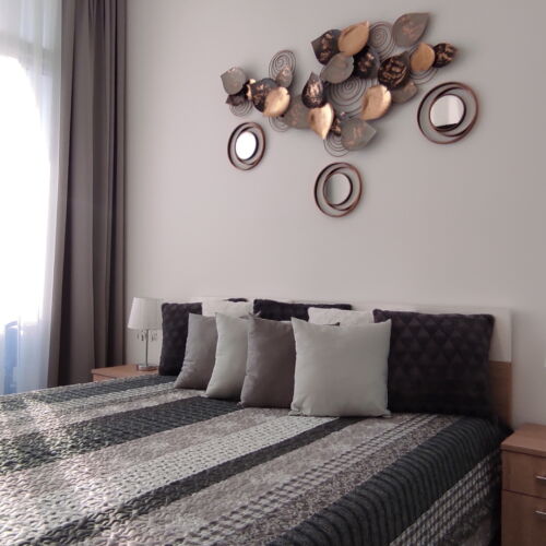 Apartament cu aer condiționat cu vedere spre lac cu 2 camere pentru 4 pers. (se poate solicita pat suplimentar)