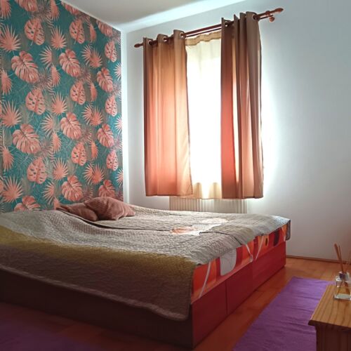 Apartament la parter cu vedere spre grădină cu 3 camere pentru 6 pers.