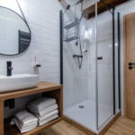 Apartament 4-osobowy Deluxe z prysznicem