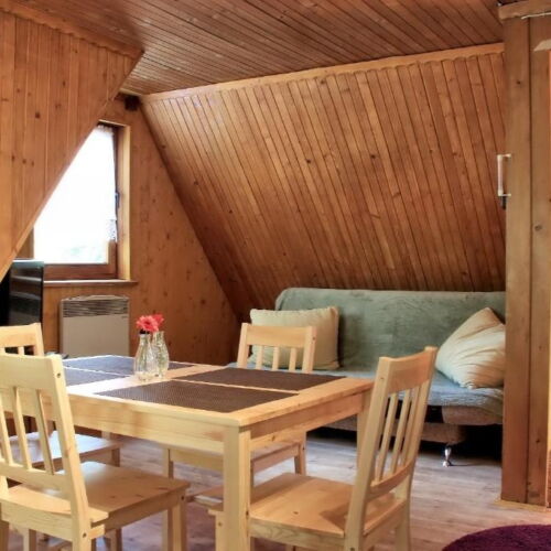 Domek drewniany 4-osobowy na piętrze z widokiem na ogród