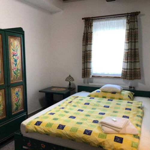 Camera dubla cu duș cu chicinetă comună