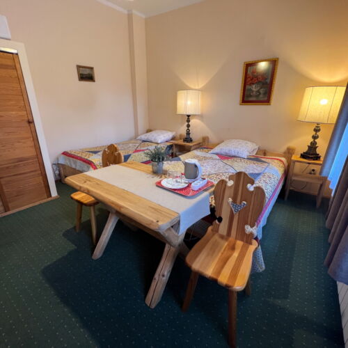 Dreibettzimmer Obergeschoss mit Badezimmer