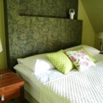 Pokoj s manželskou postelí s výhledem do zahrady 