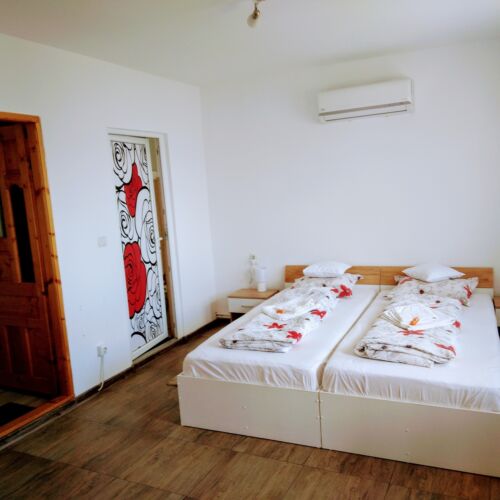 Apartament la etaj cu balcon cu 2 camere pentru 4 pers.