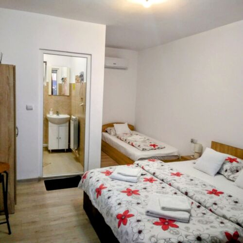 Camera tripla la etaj cu terasă