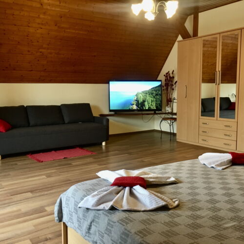 Vierbettzimmer Obergeschoss mit Aussicht auf den Garten