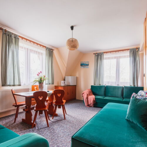 Apartament 5-osobowy z balkonem z widokiem na góry z 2 pomieszczeniami sypialnianymi (możliwa dostawka)