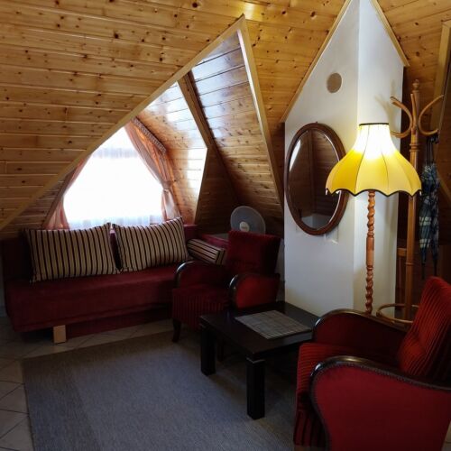 Apartament superior la mansarda cu 3 camere pentru 7 pers.