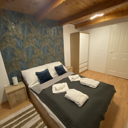 Casa de vacanta la parter toata casa pentru 4 pers. (se inchirieaza doar integral)