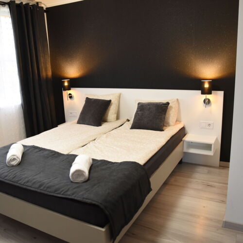 Pokoj s koupelnou s manželskou postelí na poschodí