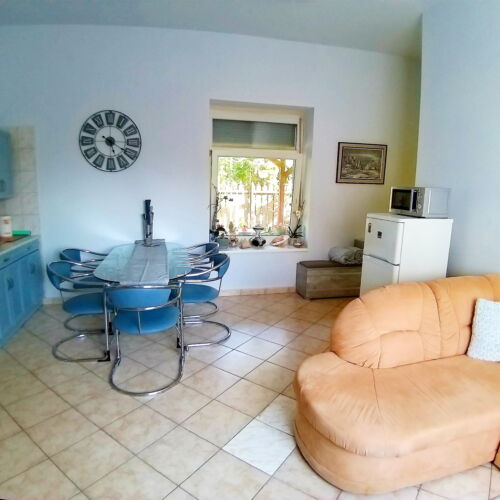 Apartament economy la parter cu 2 camere pentru 4 pers. (se poate solicita pat suplimentar)