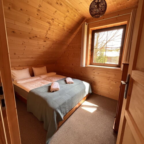 Apartament tourist cu vedere spre munte cu 2 camere pentru 4 pers.