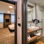 Camera twin economy cu duș
