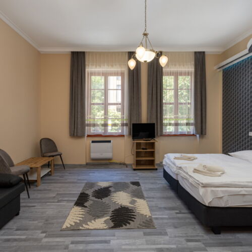 Apartament la parter lângă piscină cu 2 camere pentru 6 pers.