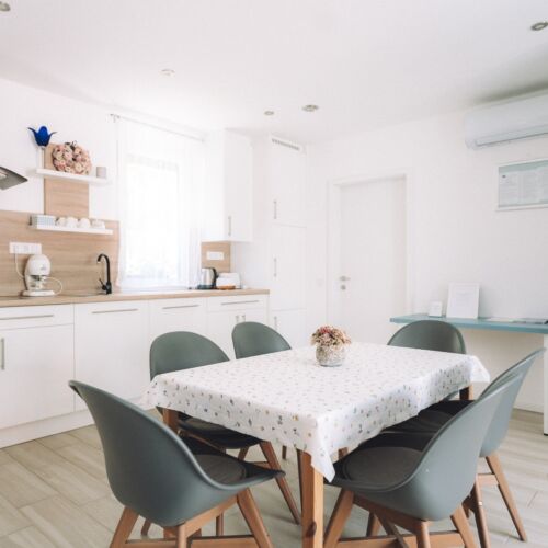 Apartament la parter cu vedere spre pădure cu 3 camere pentru 6 pers.