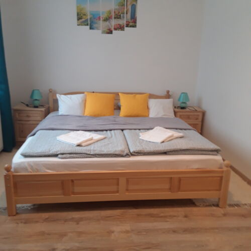 Camera tripla la parter