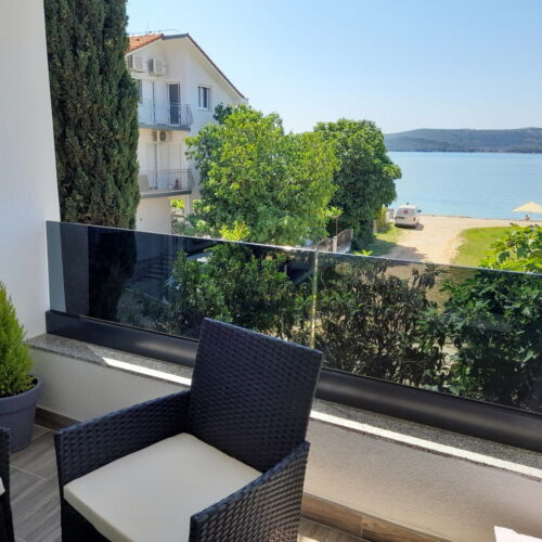 Apartament cu aer condiționat cu vedere spre mare cu 3 camere pentru 6 pers.