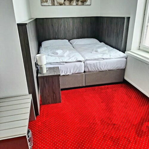 Camera tripla cu duș cu chicinetă comună